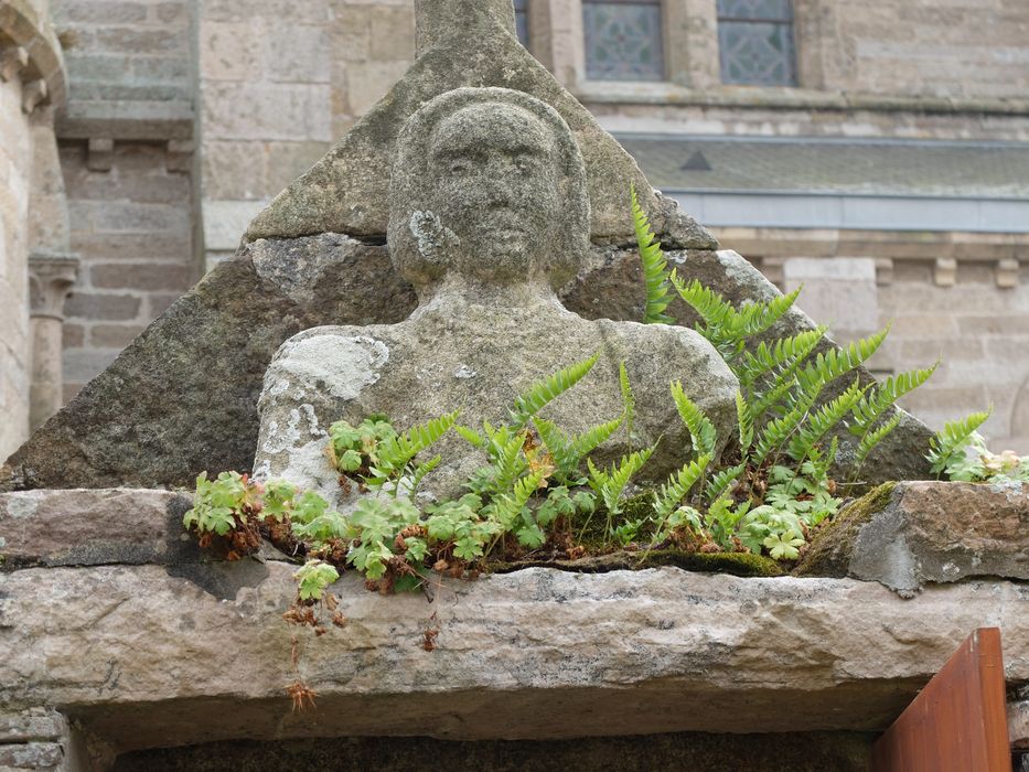 fragment de dalle funéraire