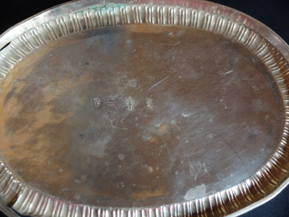 boîte aux saintes huiles, détail des poinçons