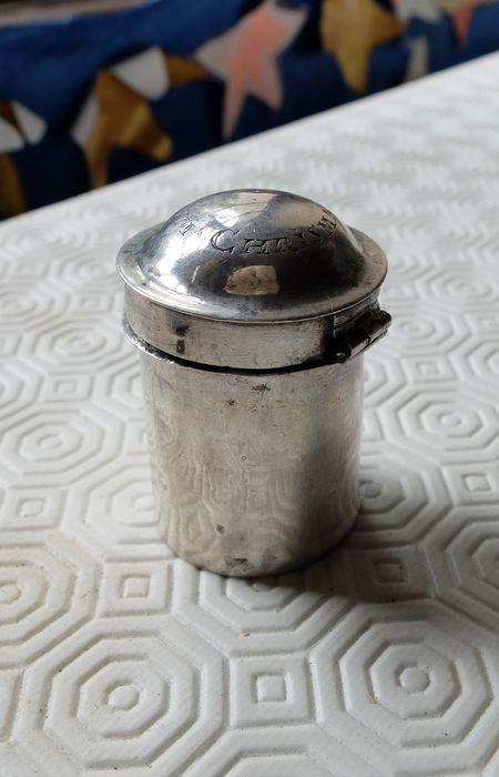 boîte aux saintes huiles, détail d’une ampoule