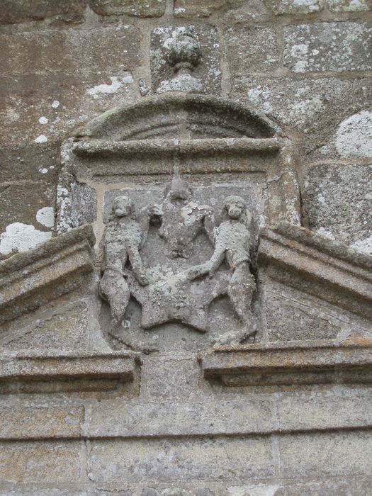détail du fronton du portail d’accès