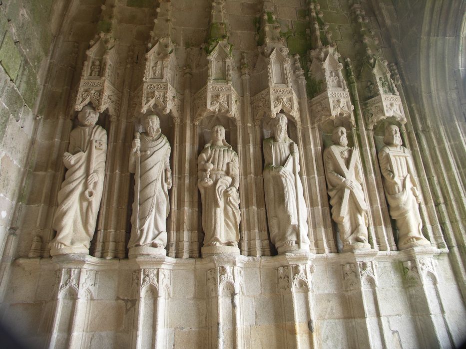 statues : apôtres
