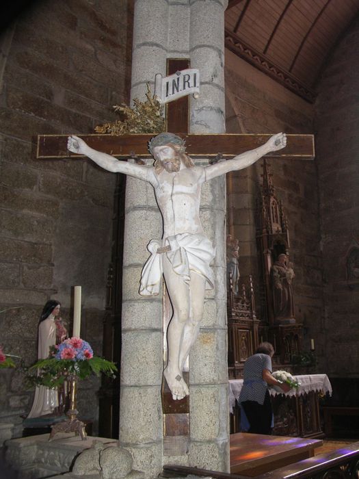 statue : Christ en croix