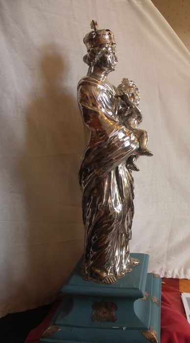 statue : Vierge à l'Enfant, profil droit