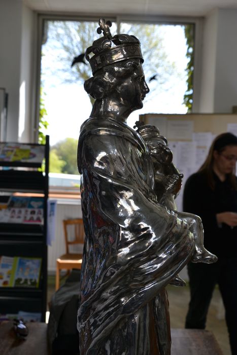 statue : Vierge à l'Enfant, profil droit