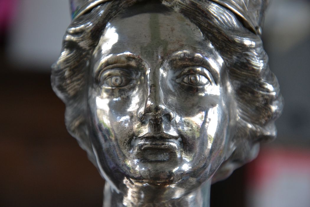 statue : Vierge à l'Enfant, détail