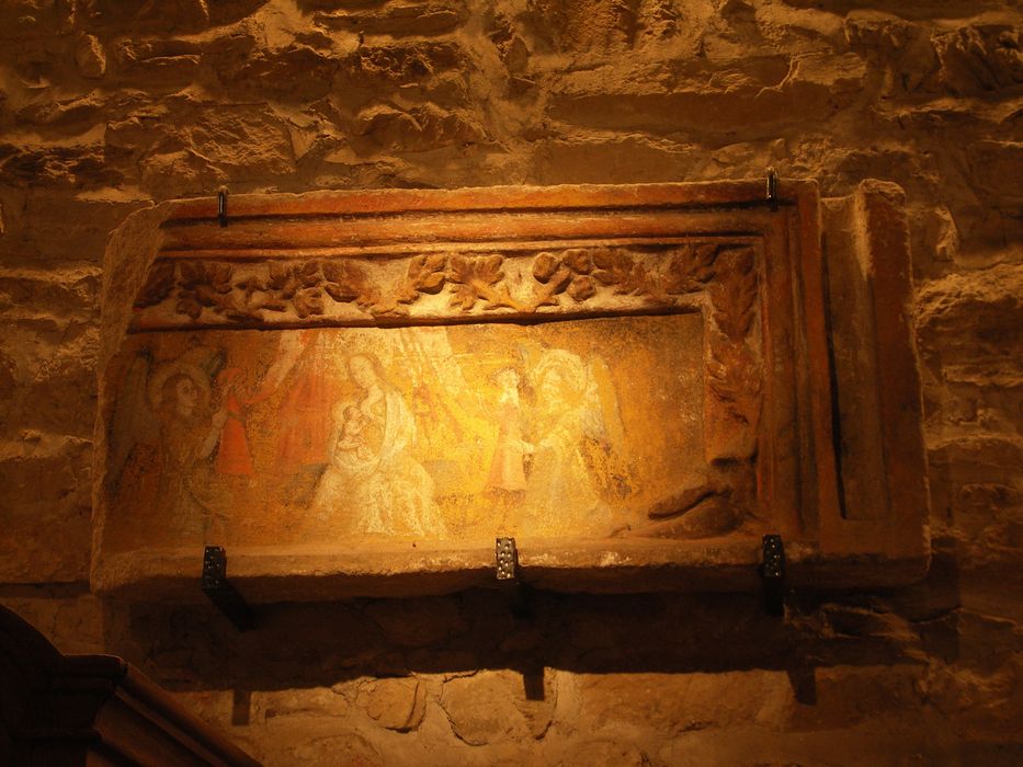 relief : Vierge à l'Enfant allaitant, entre deux anges
