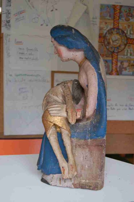 groupe sculpté : Vierge de Pitié, profil gauche