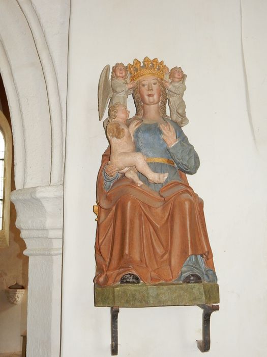 groupe sculpté : Vierge à l'Enfant assise couronée par deux anges