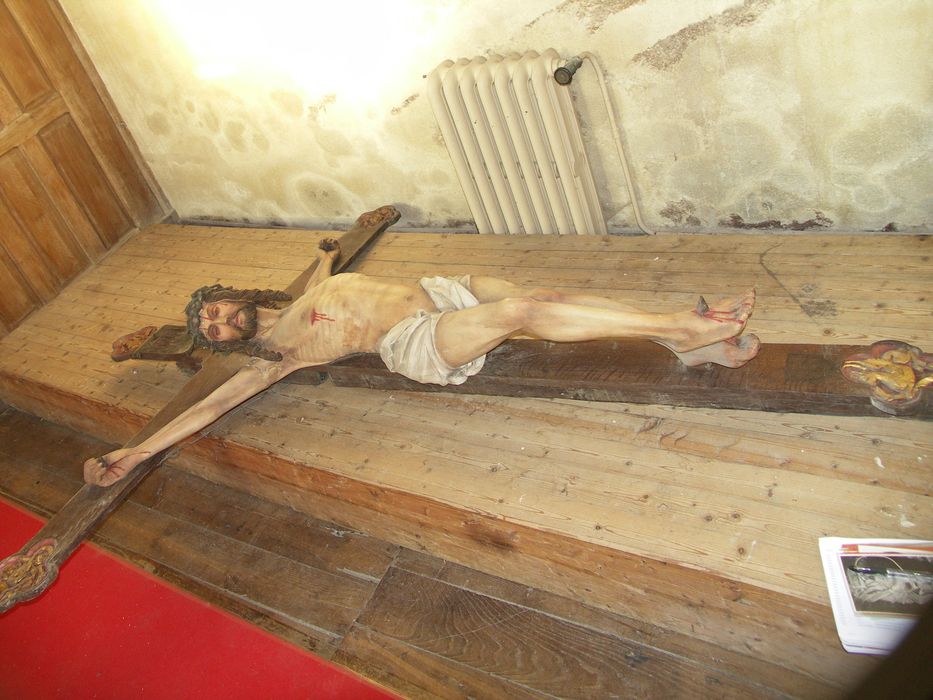 statue : Christ en croix