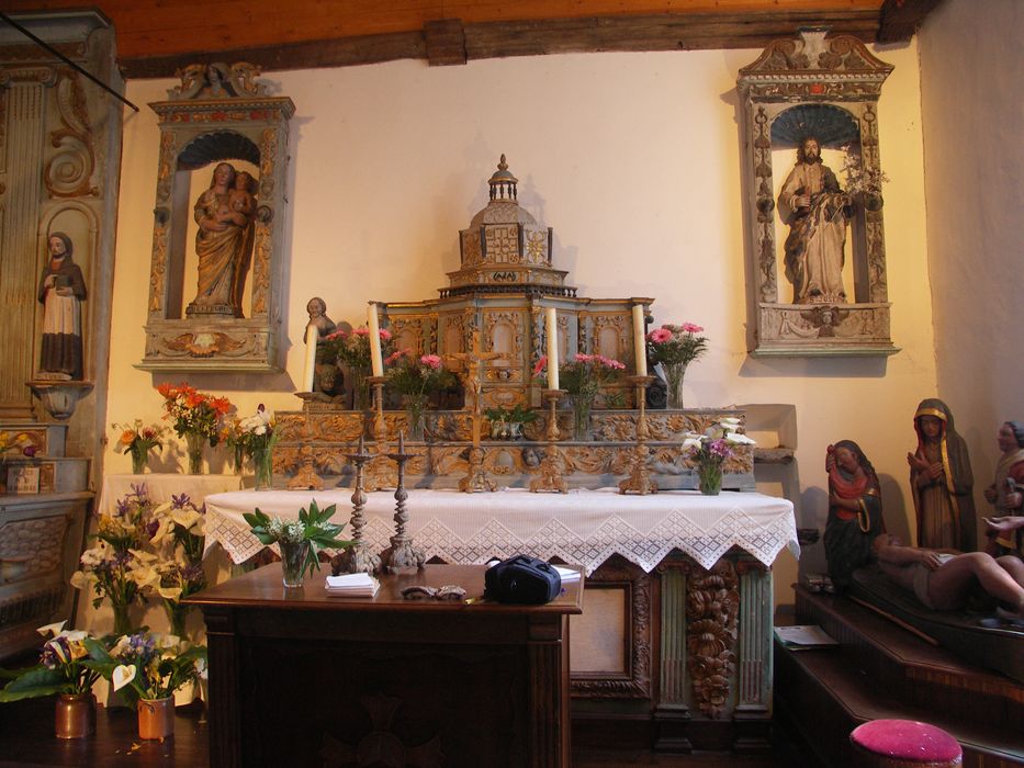 Autel, 2 gradins d'autel, tabernacle, retable (contre-table)
