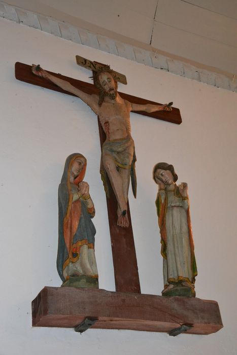 groupe sculpté : Christ en croix entre la Vierge et saint Jean (le)