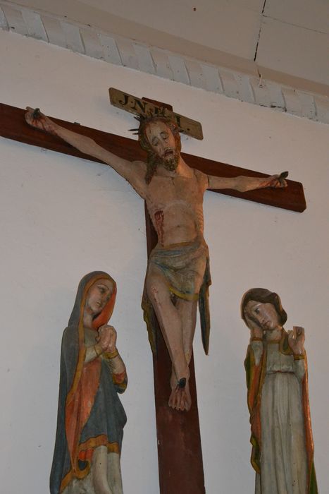 groupe sculpté : Christ en croix entre la Vierge et saint Jean (le)