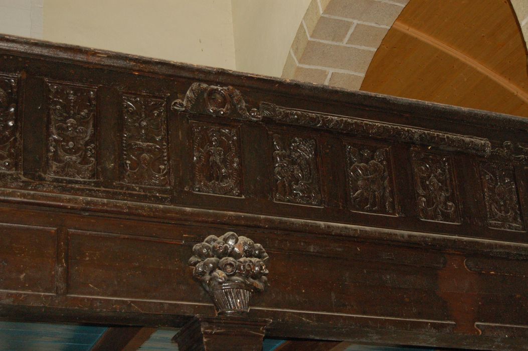 reliefs de la tribune: le Lion de Nemée, l'Hydre de lerne, les Pommes d'or du jardin des Hespérides, le Géant Antée, Déjanire remet à Hercule la tunique de Nessus, vue partielle