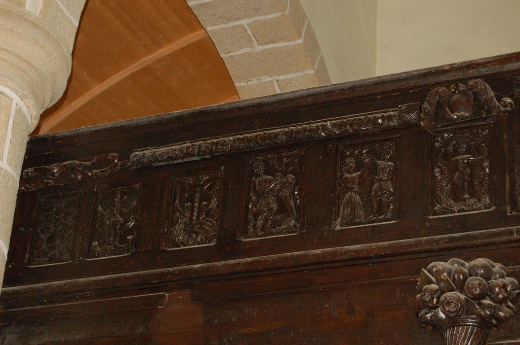 reliefs de la tribune: le Lion de Nemée, l'Hydre de lerne, les Pommes d'or du jardin des Hespérides, le Géant Antée, Déjanire remet à Hercule la tunique de Nessus, vue partielle