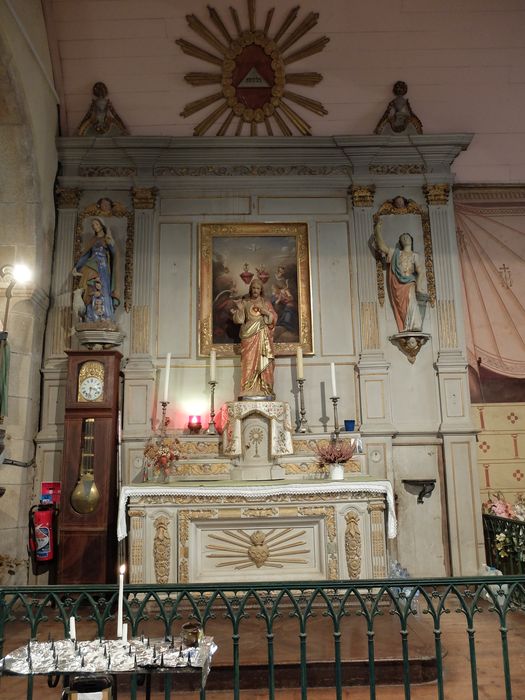 retable latéral sud, statues : Sainte Barbe et Sainte Germaine Cousin, tableau : Adoration du Sacré-Coeur