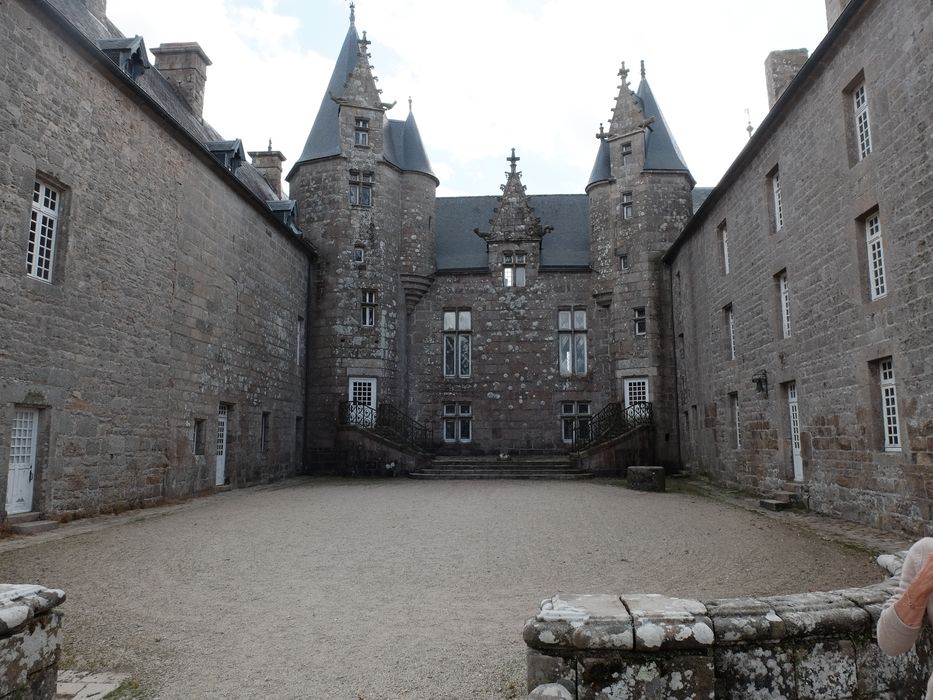 façades sur la cour intérieure, vue partielle