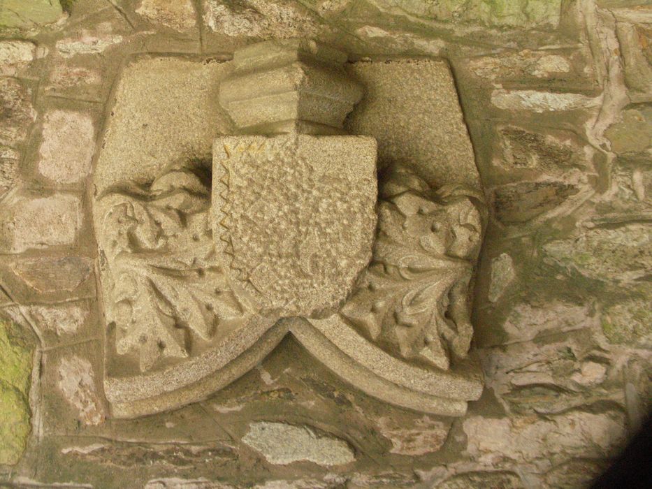 relief : Frise et écu