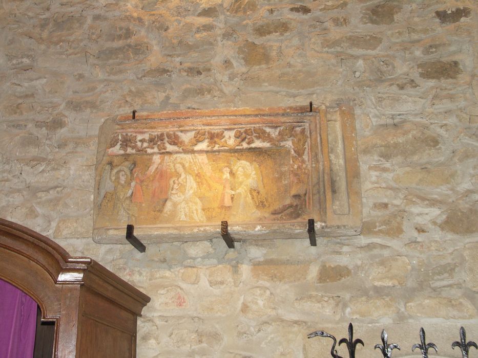 relief : Vierge à l'Enfant allaitant, entre deux anges