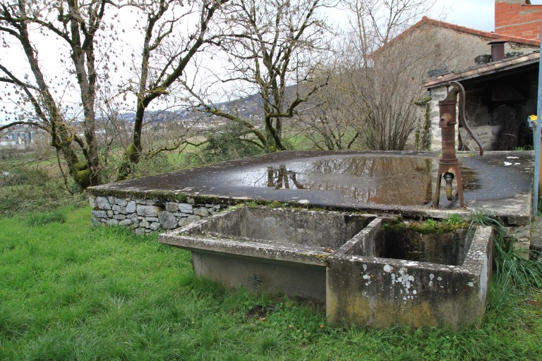 Vue du lavoir de Garials.