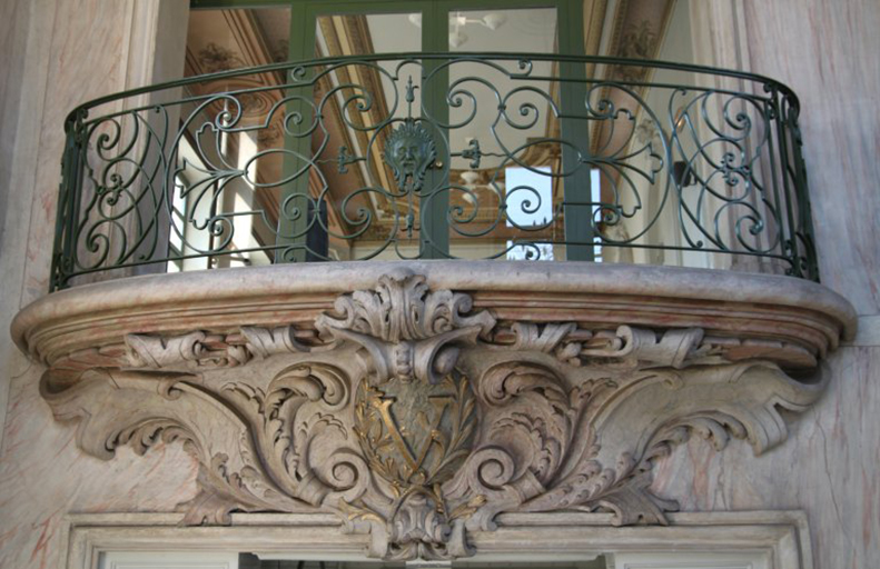 Vue générale du balcon intérieur et son gare-corps.
