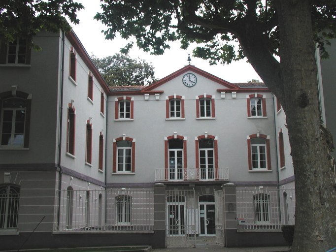 Demeure, puis mairie, actuellement bibliothèque communale