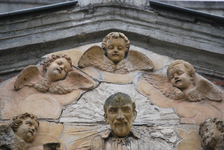 Fronton de terre cuite représentant l'apothéose de saint Vincent : détail.