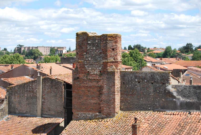 Vue de la tour des Augustins depuis l'ancien hôpital.