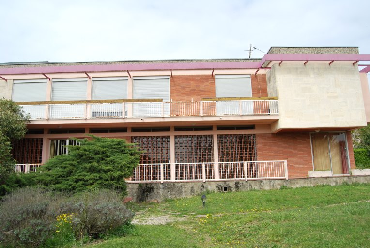 Vue de l'élévation antérieure sur jardin.