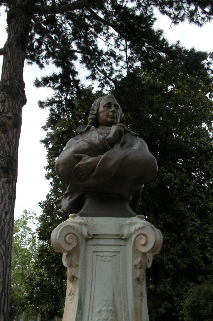 Statue dédiée à Claude Peyrot, buste.