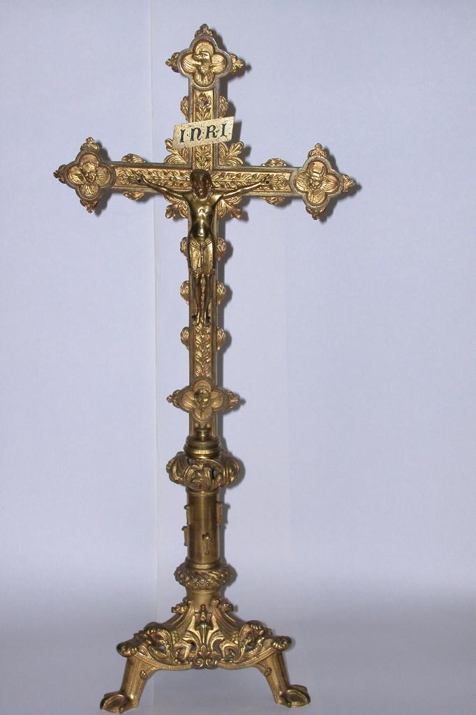 Croix d'autel en laiton.