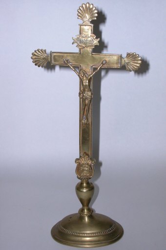 Croix d'autel en laiton.