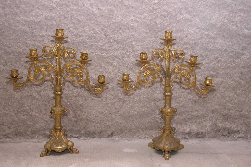 Paire de chandeliers d'église, à branche, en laiton et de style médiéval.