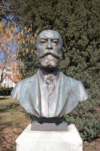 Buste de Léopold Constans signé J. Malet, 1909 : vue de face.