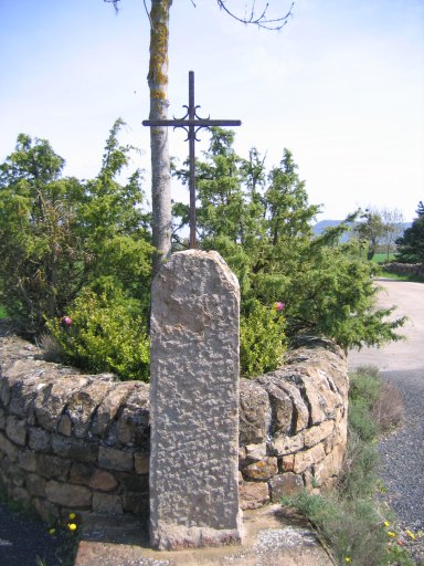 Vue de la croix métallique et du soubassement, depuis le chemin communal, au sud.