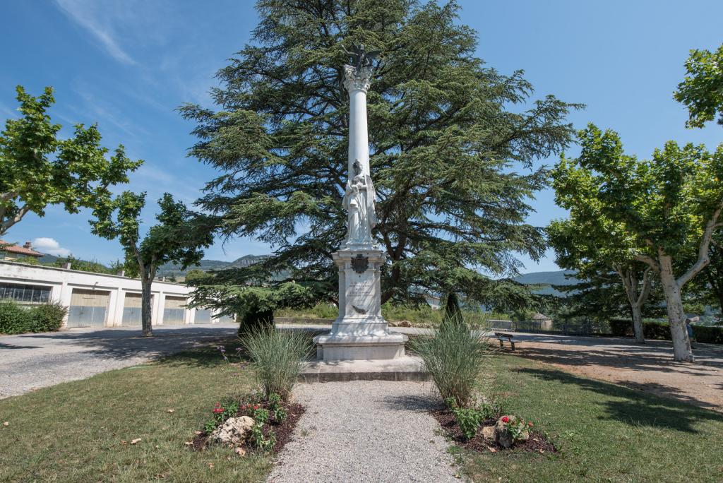 Monument aux Morts de 1870-1871 : vue générale dans l’axe de l’allée centrale.