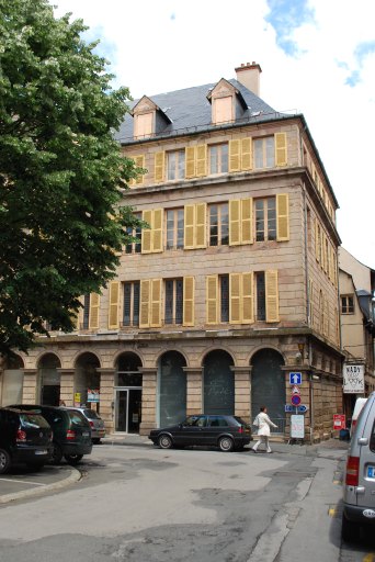 Façade sur la place de la Cité.