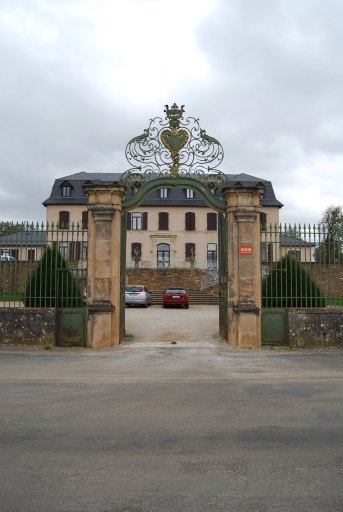 Vue générale depuis le sud : le portail ouvrant sur la cour, le logis au fond.