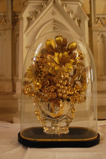 Vase-bouquet d'autel sous globe de verre