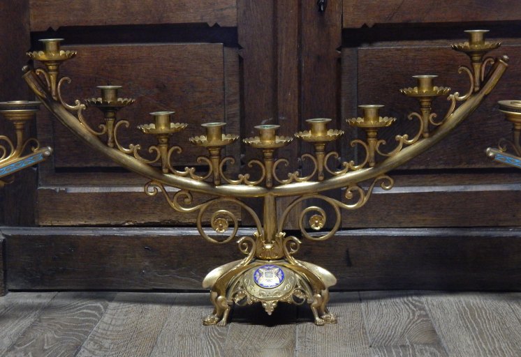 Ensemble de chandelier d'église et de croix d'autel