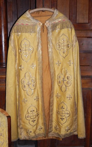 Chape, chasuble et 2 dalmatiques