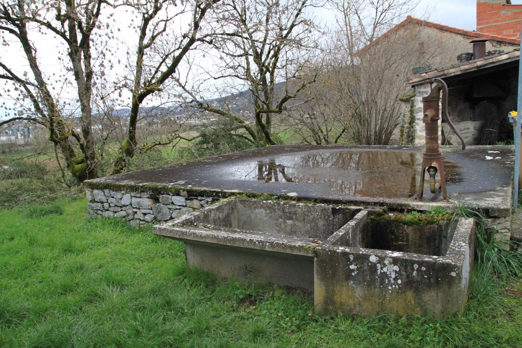 Vue du lavoir de Garials.