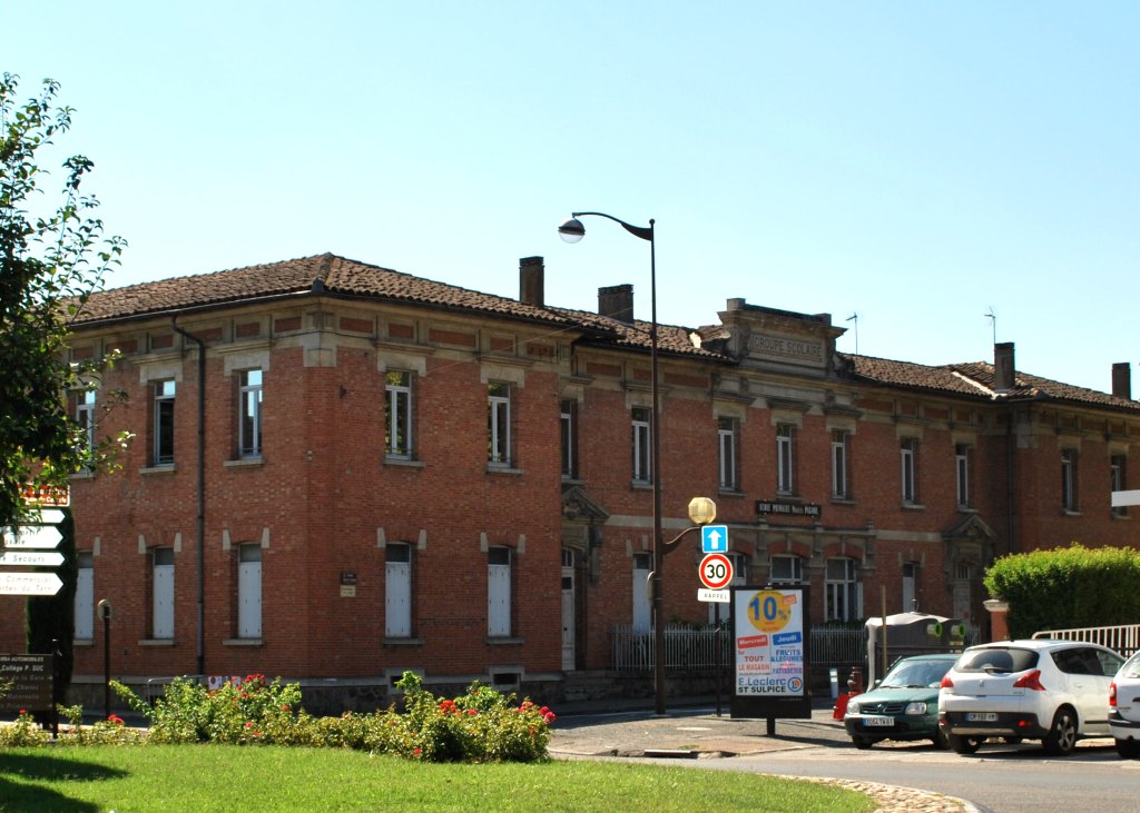 Façade principale de l'école. ; Voûte de la nef.
