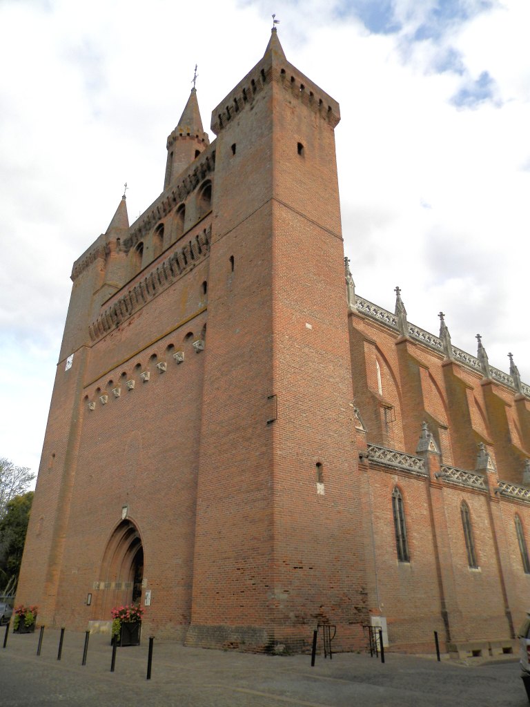 Le clocher-mur de l'église paroissiale.