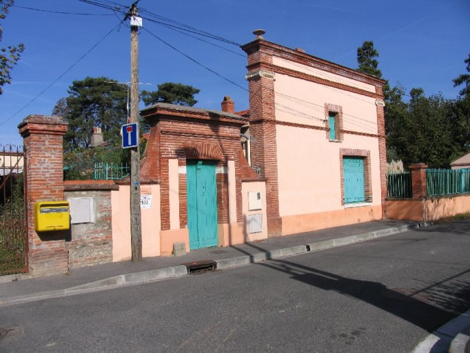 Portail et élévation sur rue.