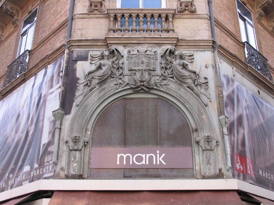 Elévation sur la rue d'Alsace-Lorraine, travée d'angle, entresol, détail du décor sculpté avant restauration.