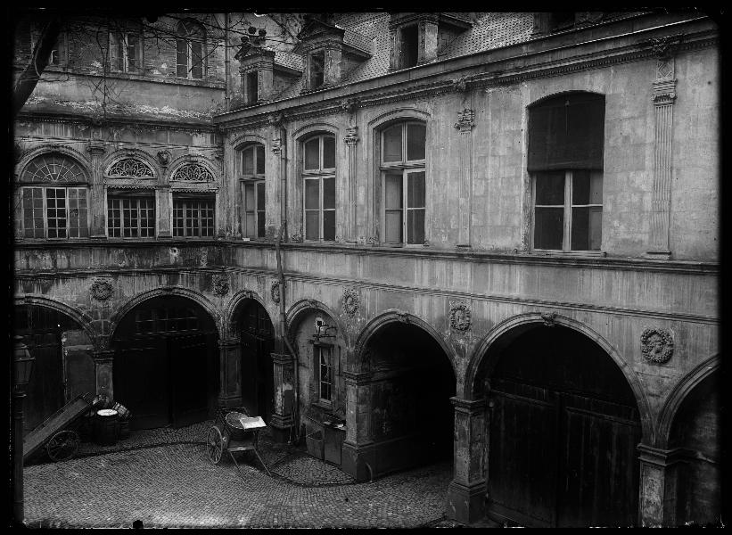 Ancienne cour de l'hôtel de Pins en démantèlement en 1900.
