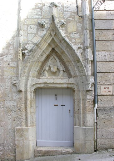 Elévation ouest (sur la rue) : porte.