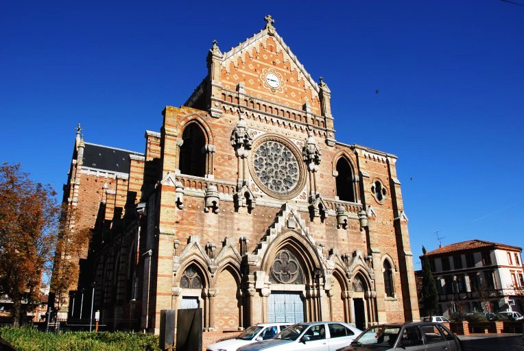 Vue d'ensemble de la façade occidentale de l'église Saint-Jean-Baptiste.