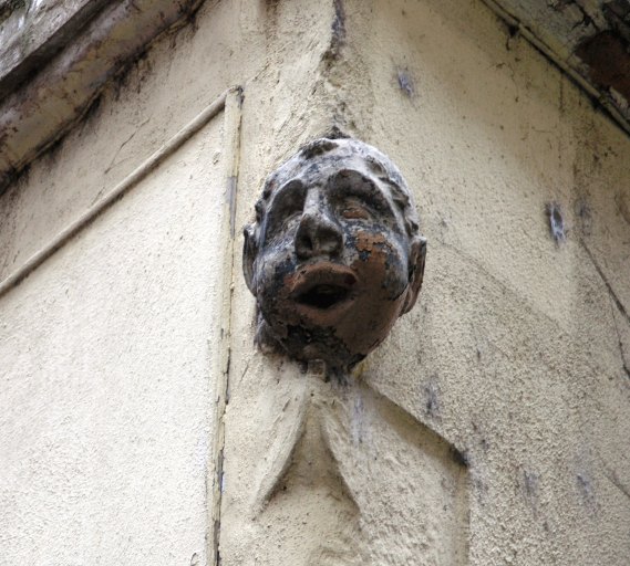 Vue de la tête en remploi à l'extérieur de la façade.