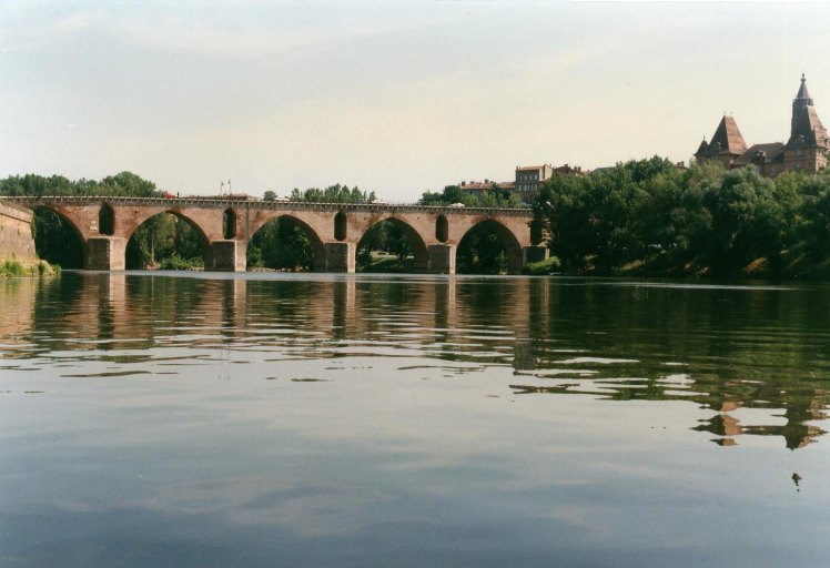 Vue du pont depuis la rivière, en amont.